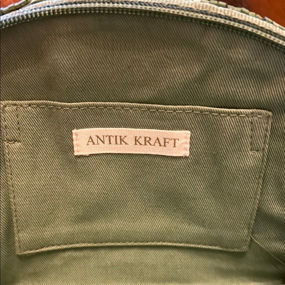 Antik Kraft | Green Beaded Clutch with Tassel - Picture 8 of 12